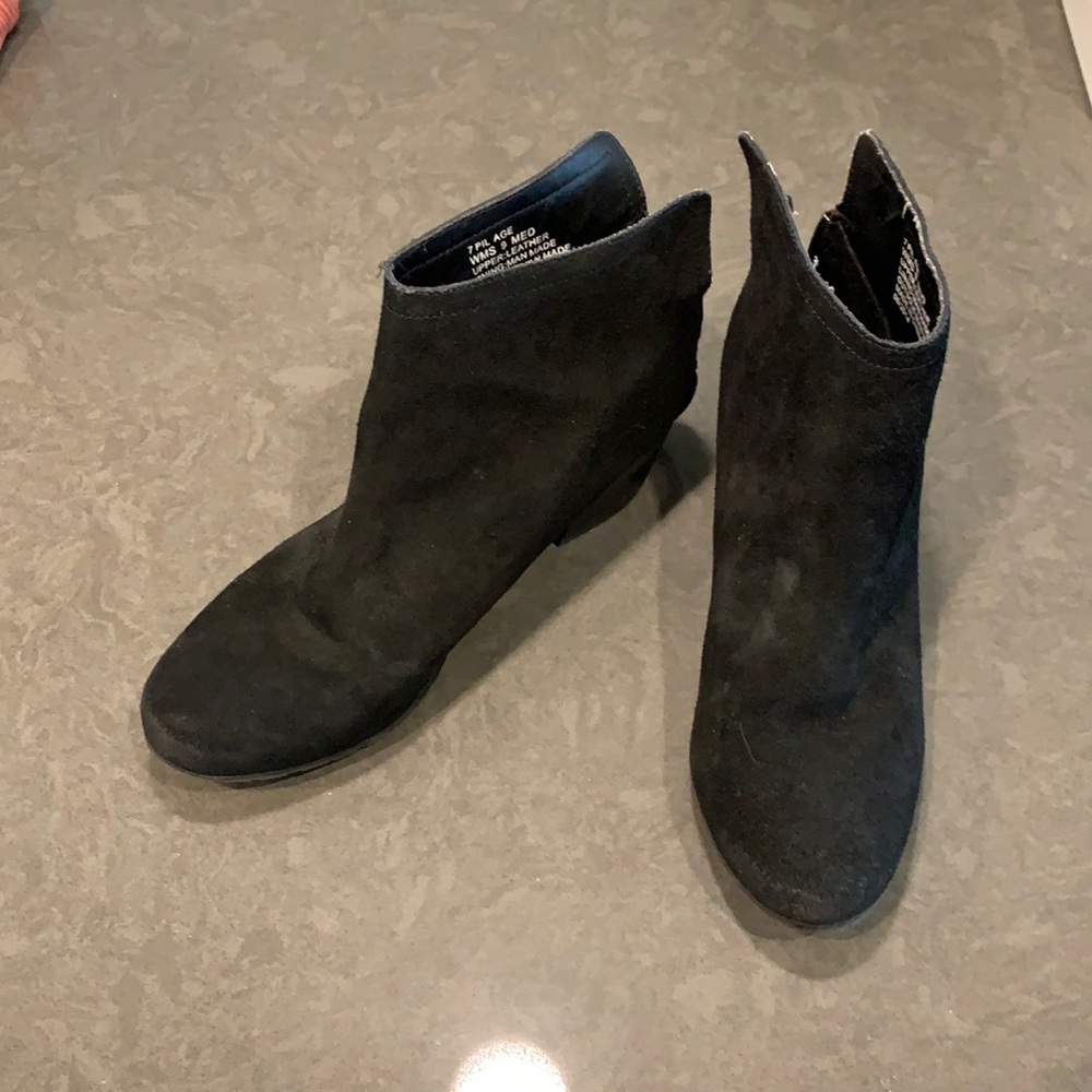 Kenneth Cole Reaction Black Suede Booties *EUC*
